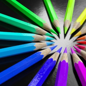 Crayons de couleurs représentant les différentes couleurs d'une charte graphique