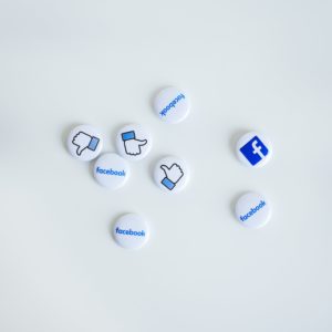 Icônes pouces et logo Facebook