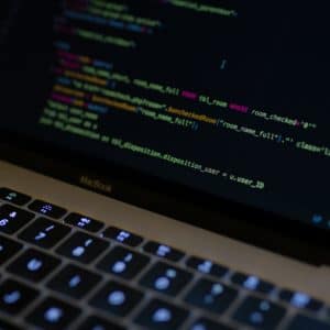 Ecran d'ordinateur affichant les lignes de code d'un site internet