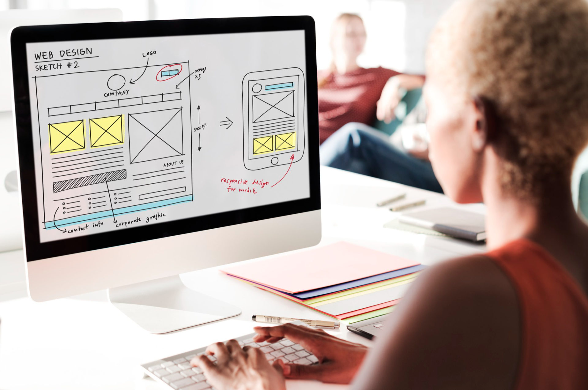 Photo d'un écran avec un wireframe pour réussir la refonte de son site web.